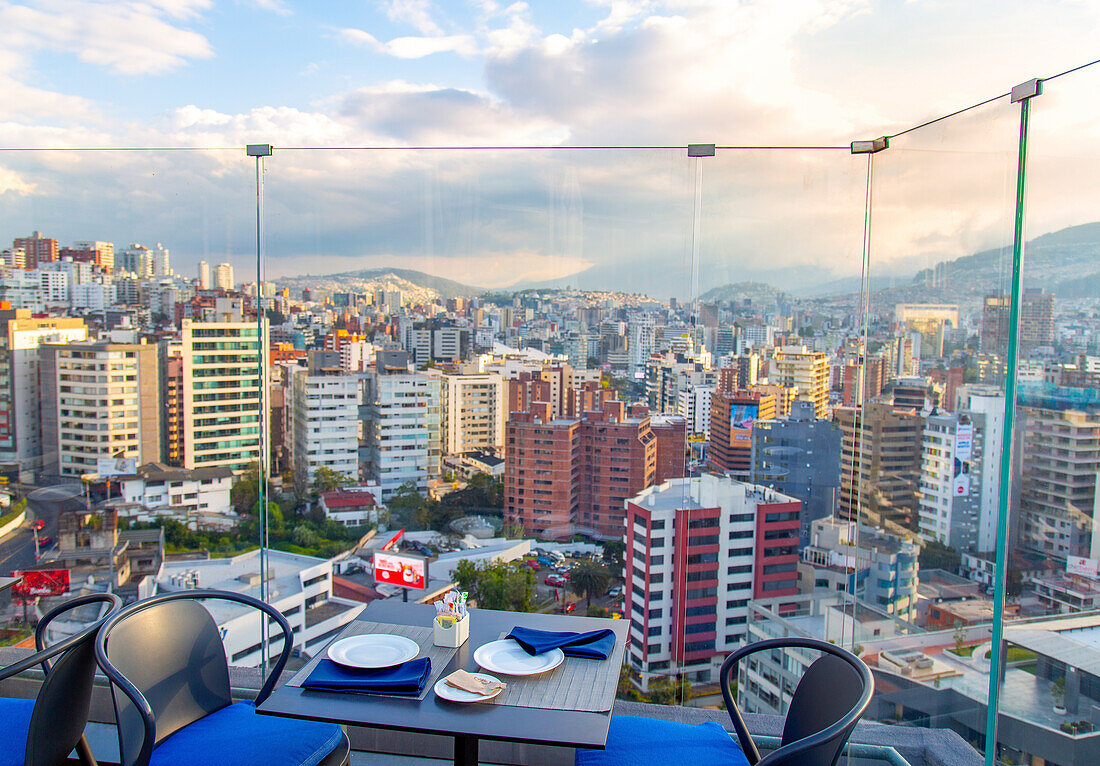 Quito bei Sonnenuntergang, die höchstgelegene Hauptstadt der Welt, in den Ausläufern der Anden, Quito, Ecuador, Südamerika