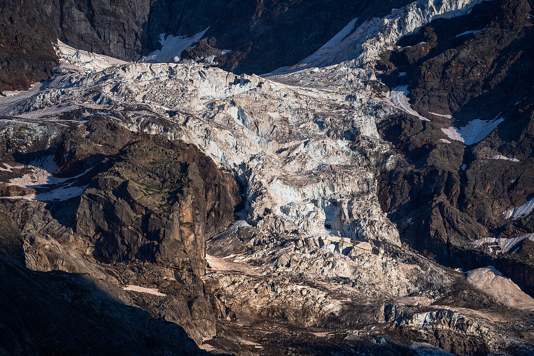 Naturpark Valsesia und das Alta Val Strona, Nahaufnahme des Gletschers des Monte Rosa in den italienischen Alpen, Piemont, Italien, Europa