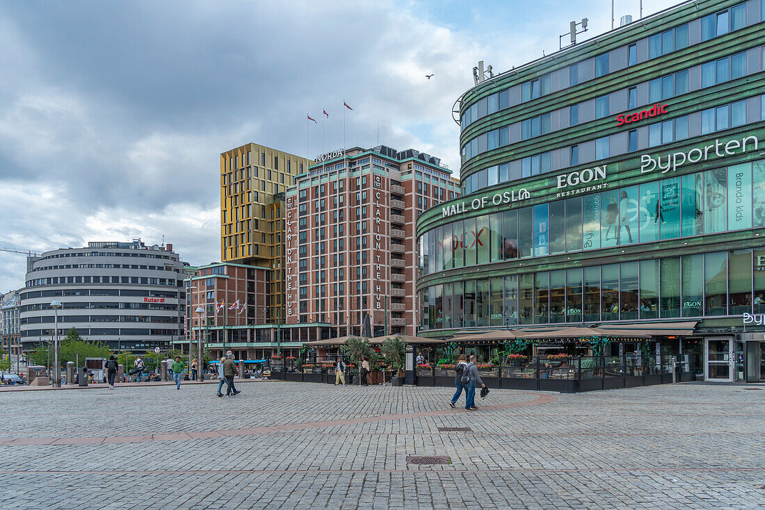 View of buildings, cafes and restaurants in Jernbanetorget, Oslo, Norway, Scandinavia, Europe