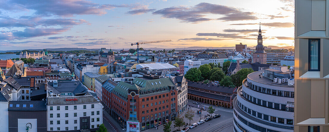 Blick auf den Osloer Dom und die Stadtsilhouette von einer erhöhten Position bei Sonnenuntergang, Oslo, Norwegen, Skandinavien, Europa