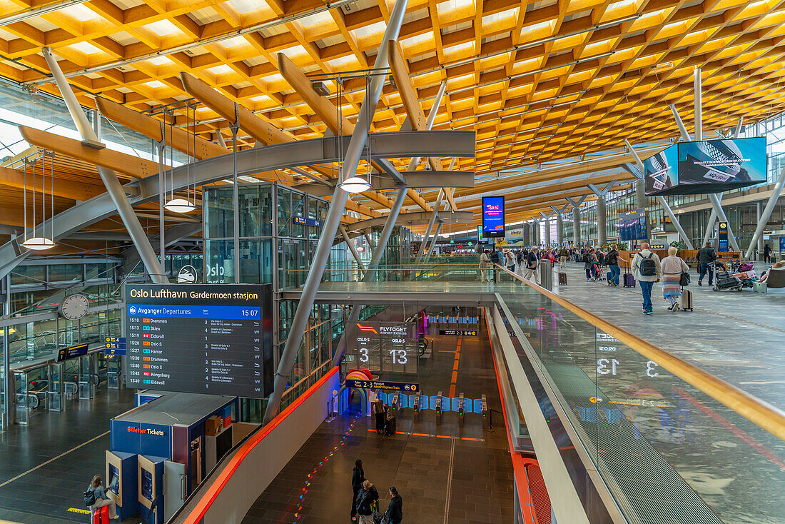 Blick auf das Innere der Abflughalle am Flughafen Oslo, Oslo, Norwegen, Skandinavien, Europa