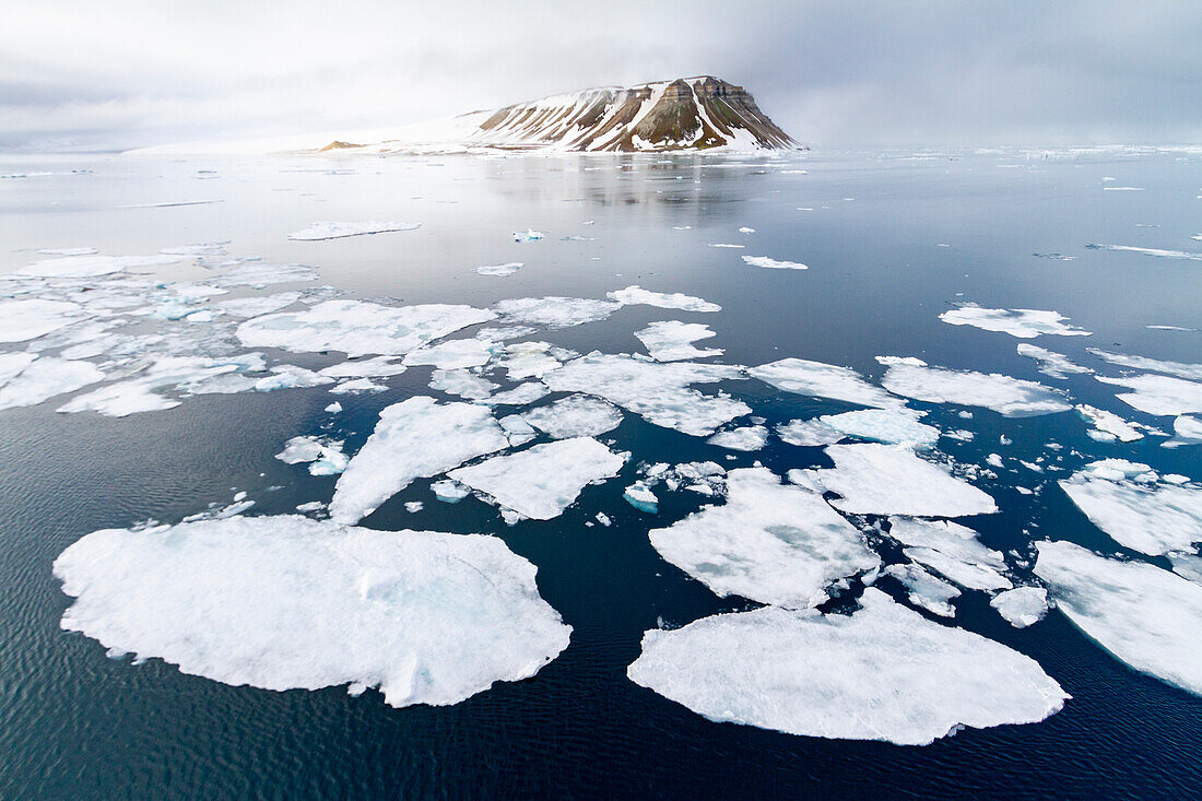 Ansichten von Bjornsundet (Bärensund), nahe der Insel Spitzbergen im Svalbard-Archipel, Norwegen, Arktis, Europa