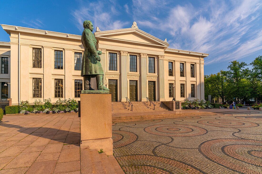 Blick auf die Peter Andreas Munch-Statue und die Domus Academica auf dem Universitätsplatz, Oslo, Norwegen, Skandinavien, Europa