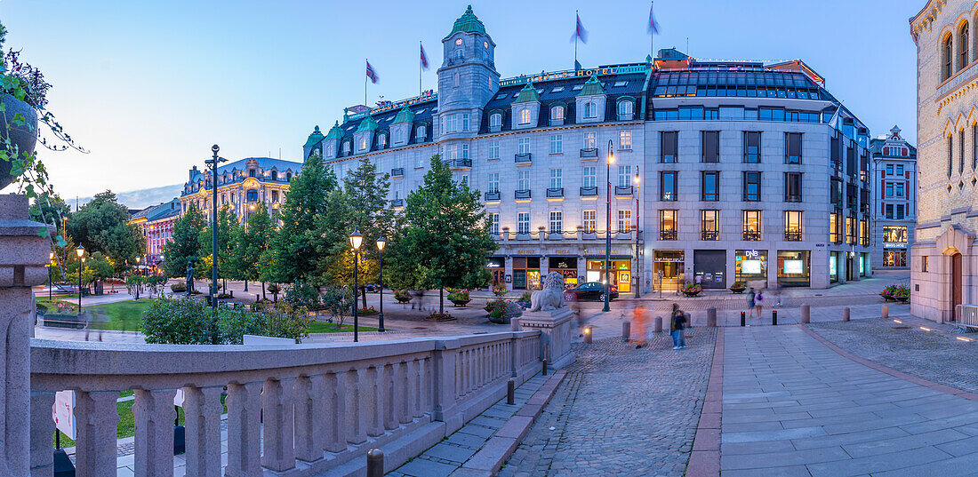 Blick auf das Grand Hotel und das norwegische Parlament vom Eidsvolls Plass in der Abenddämmerung, Oslo, Norwegen, Skandinavien, Europa