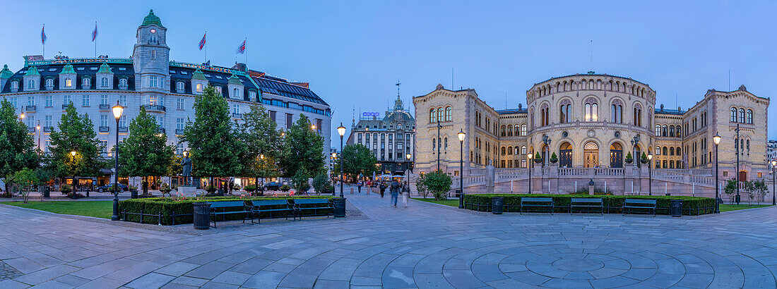 Blick auf das Grand Hotel und das norwegische Parlament vom Eidsvolls Plass aus in der Abenddämmerung, Oslo, Norwegen, Skandinavien, Europa