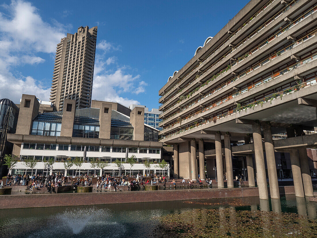 Menschen entspannen sich auf der Lakeside Terrace, Barbican Centre, City of London, London, England, Vereinigtes Königreich, Europa