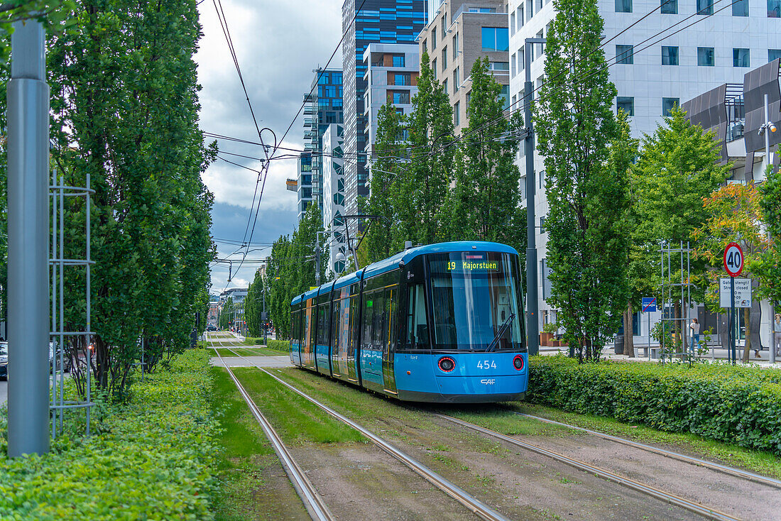 Blick auf die Straßenbahn im Barcode-Gebiet an einem sonnigen Tag, Oslo, Norwegen, Skandinavien, Europa