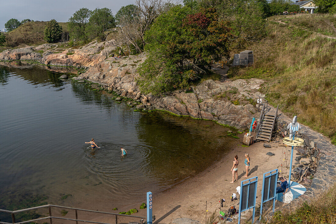 Besucher beim Schwimmen am Strand, Insel Suomenlinna bei Helsinki, Finnland, Europa