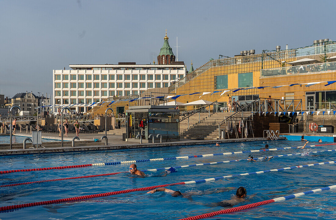 Schwimmbad, Restaurant und Saunakomplex am Hafen in Helsinki, Finnland, Europa