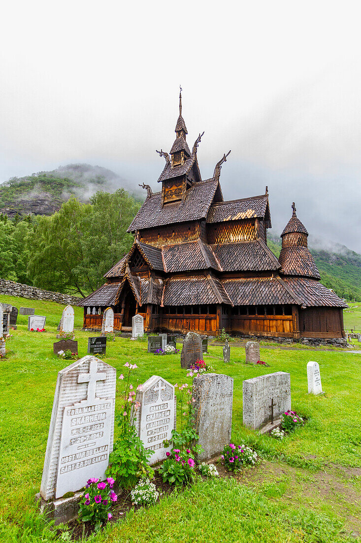 Stabkirche von Borgund, eine dreischiffige Stabkirche des Sogn-Typs, erbaut um 1180 n. Chr., Borgund, Vestland, Norwegen, Skandinavien, Europa