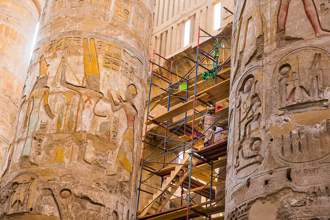 Konservierungsarbeiten an der Großen Hypostylhalle im Bezirk von Amon-Re, Karnak-Tempelkomplex, UNESCO-Welterbestätte, Luxor, Ägypten, Nordafrika, Afrika