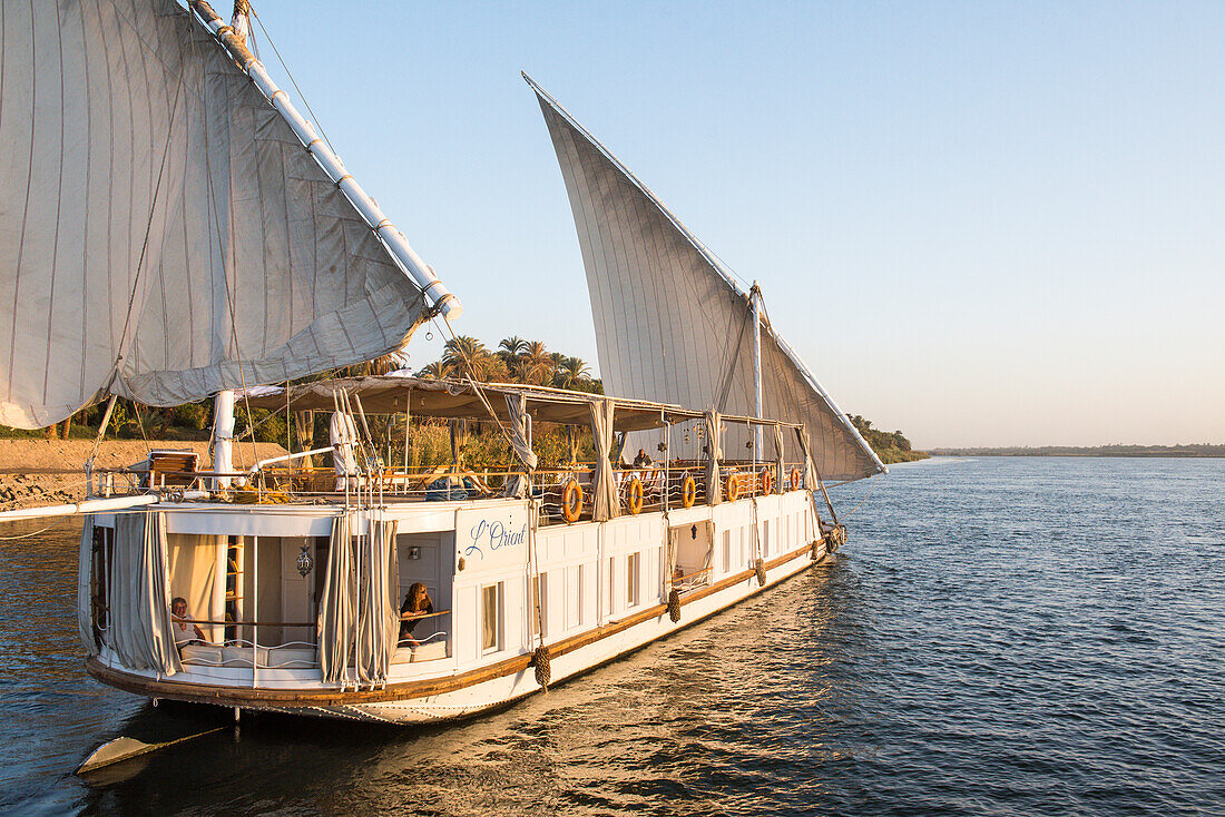 Dahabeah unter Segel, Passagierflussschiff der Lazuli-Flotte, auf dem Nil bei Assuan, Ägypten, Nordafrika, Afrika