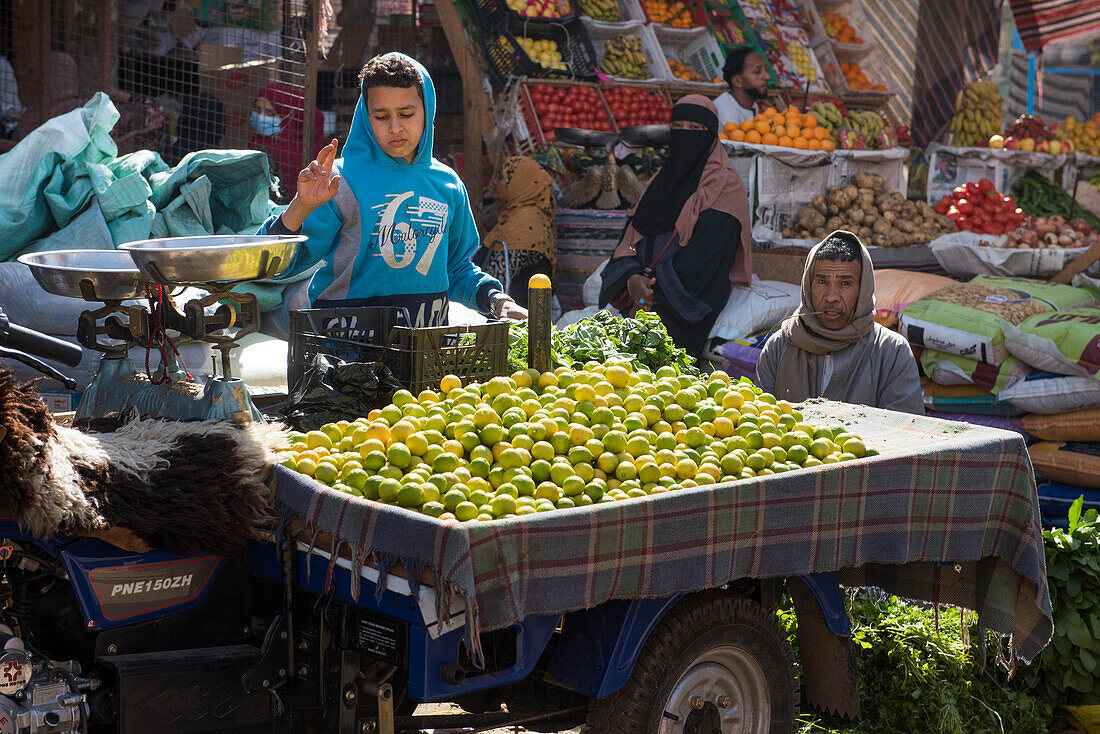 Lemons for sale from a cart in the market at Daraw, Egypt, North Africa, Africa