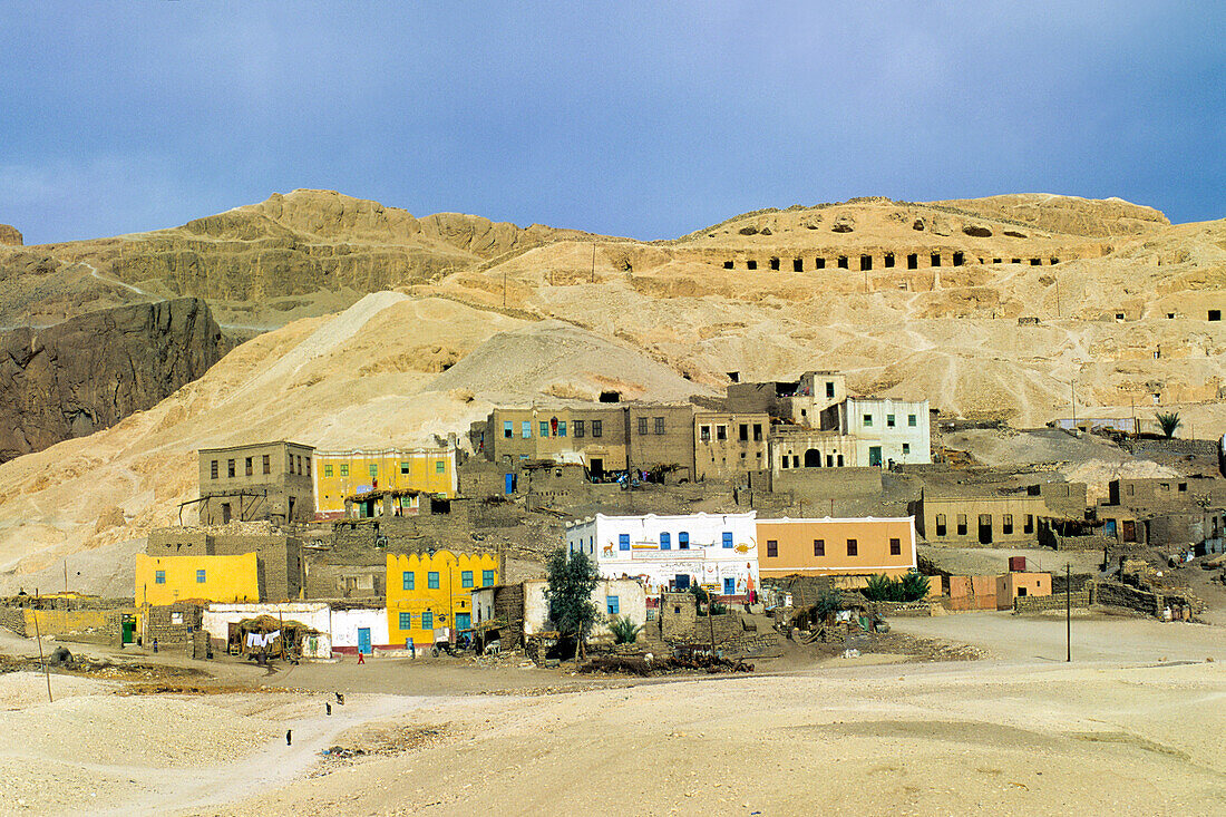 Village of the foothills on the west bank of the Nile river, Thebes, Egypt, North Africa, Africa