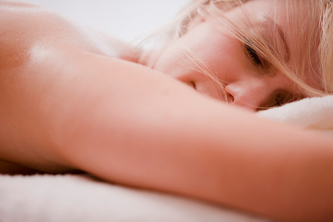 Nahaufnahme einer Frau, die sich auf einer Massageliege ausruht