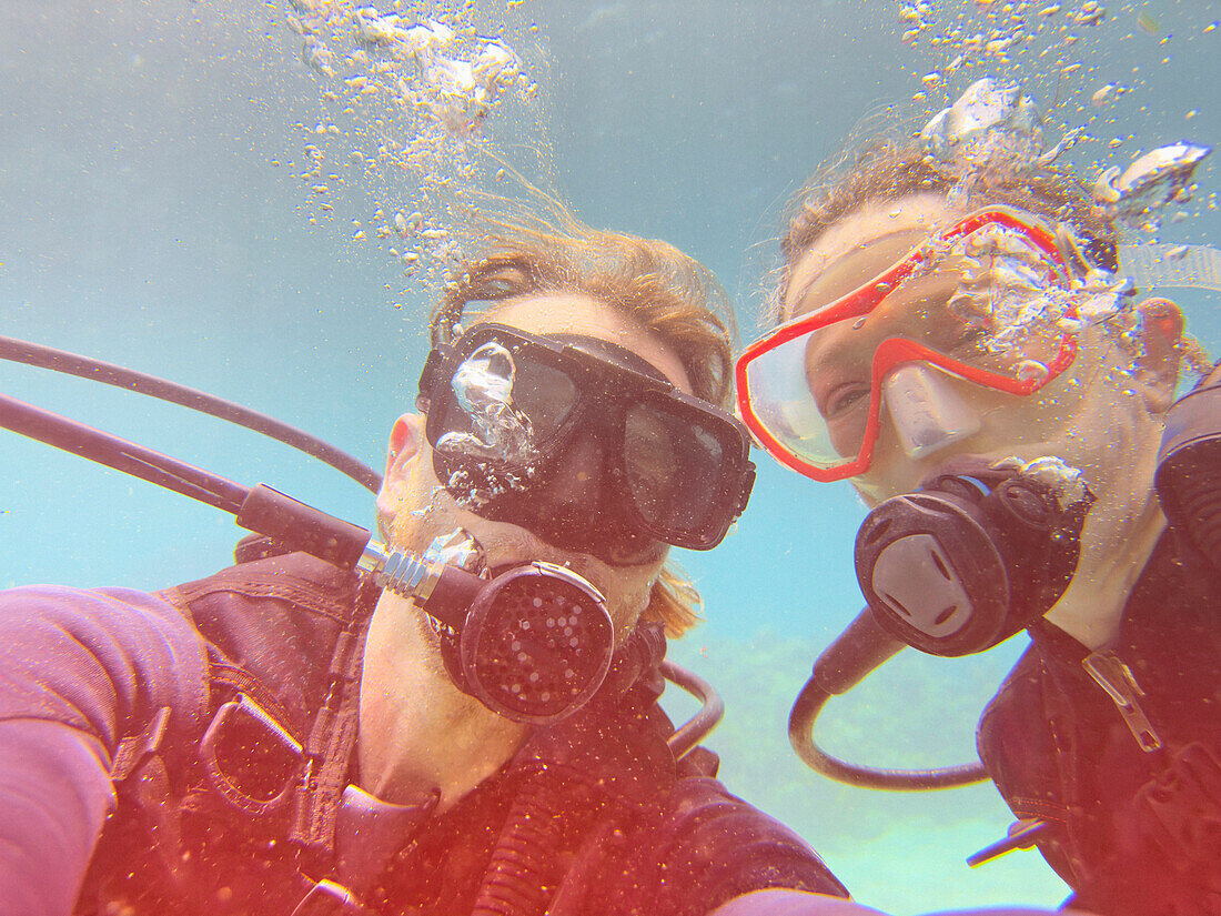 Portrait glückliches Paar beim Tauchen im Meer, Kingstown, St. Vincent und die Grenadinen