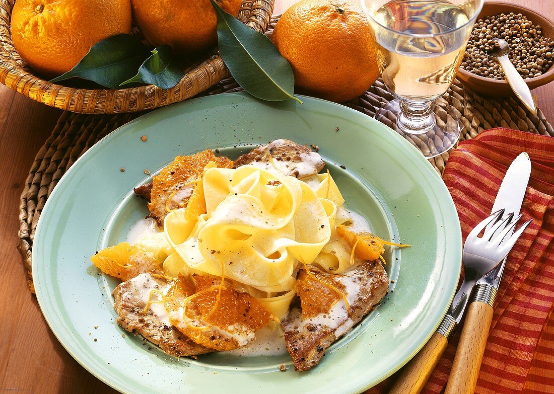 Kalbsschnitzel mit Mandarinen & Bandnudeln auf Teller