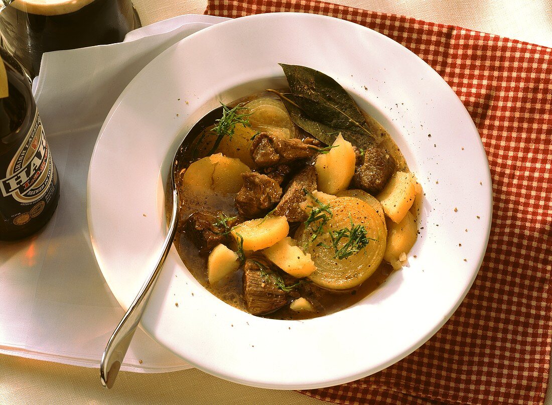 Irish Stew (irischer Hammel-Kartoffel-Eintopf) auf Teller