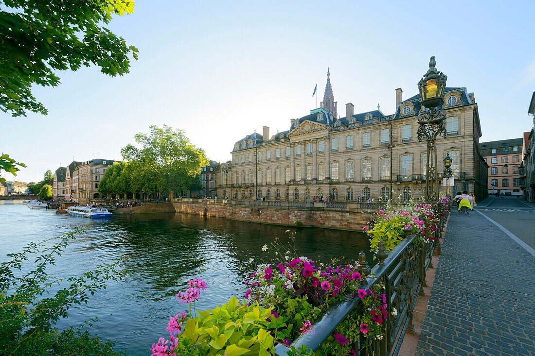 Frankreich, Bas Rhin, Straßburg, Fußgängerzone am Quai des Bateliers, die von der UNESCO zum Weltkulturerbe erklärte Altstadt, das Palais des Rohan, in dem das Museum für Kunstgewerbe, Schöne Künste und Archäologie untergebracht ist, und die Kathedrale Notre Dame