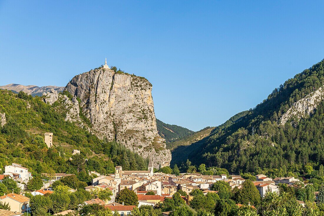 France, Alpes-de-Haute-Provence, Regional Natural Park of Verdon, Castellane, the city at the foot of the site of the Roc (911m) with at the top the chapel Notre-Dame du Roc