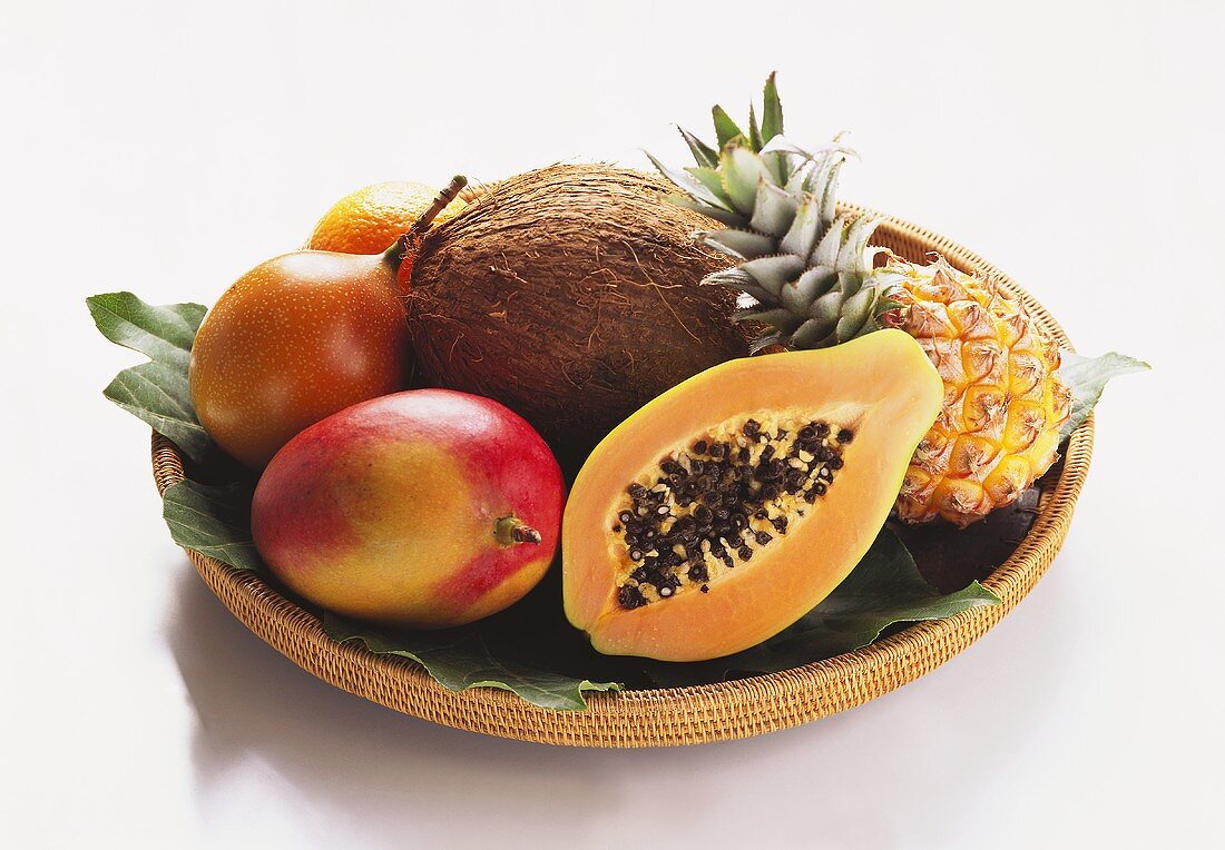 Verschiedene exotische Früchte mit Kokosnuss im Korb