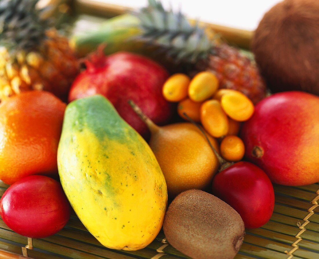 Verschiedene exotische Früchte auf Tablett