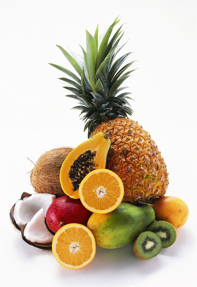 Ein Haufen mit exotischen Früchten und Kokosnuss-Stücken