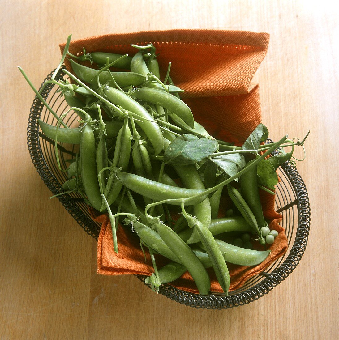 Pea pods (marrowfat peas) in wire basket