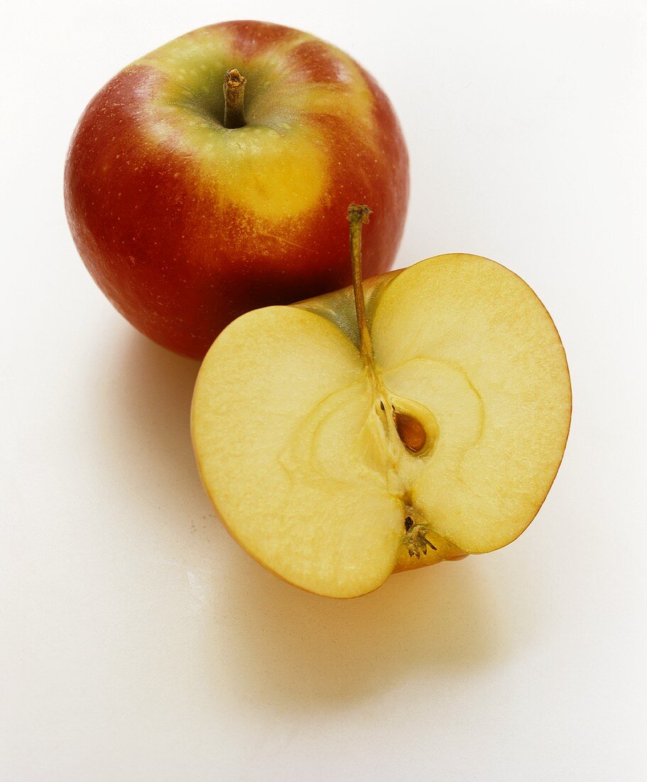 Ein ganzer Apfel und eine Apfelhälfte