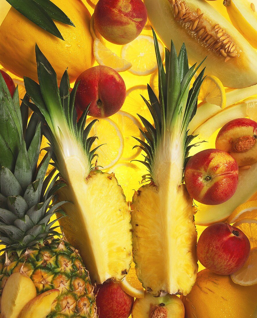 Exotische Früchte, bildfüllend (Ananas,Pfirsiche,etc.)