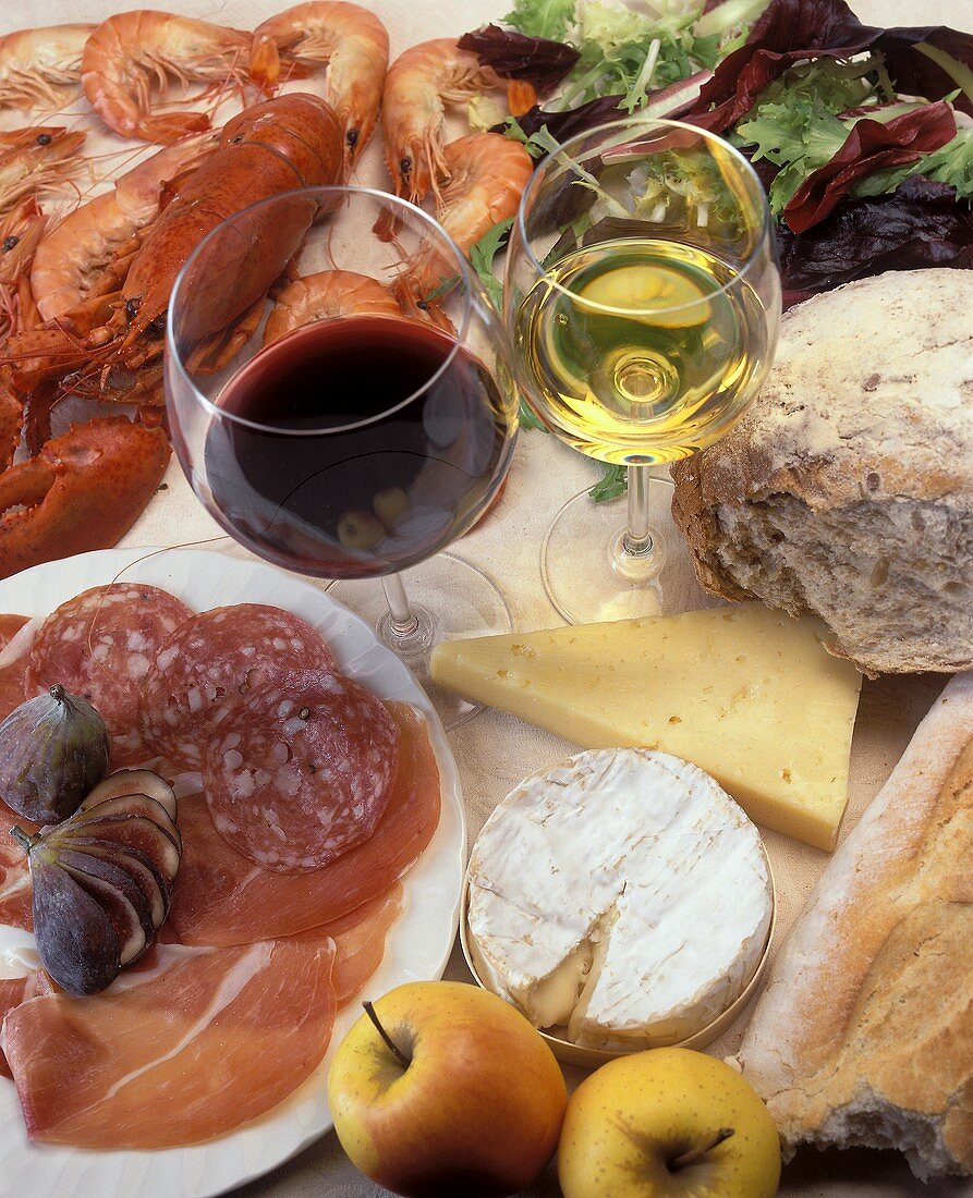 Stillleben mit Wurst, Krustentieren, Käse, Wein und Brot