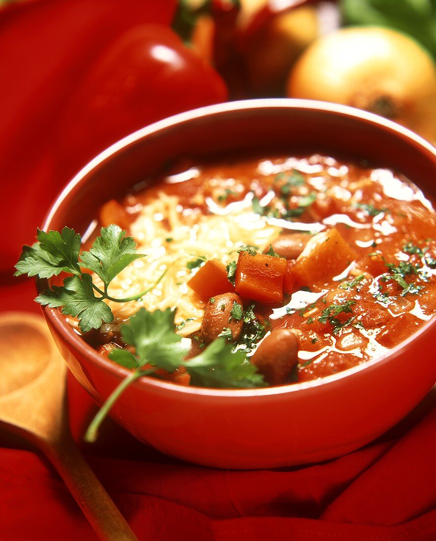 Tomaten-Paprika-Suppe mit roten Bohnen