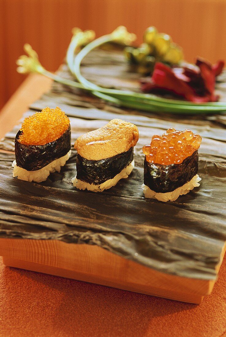 Sushi-Variationen mit Fischrogen: Uni, Ikura, Tobikos