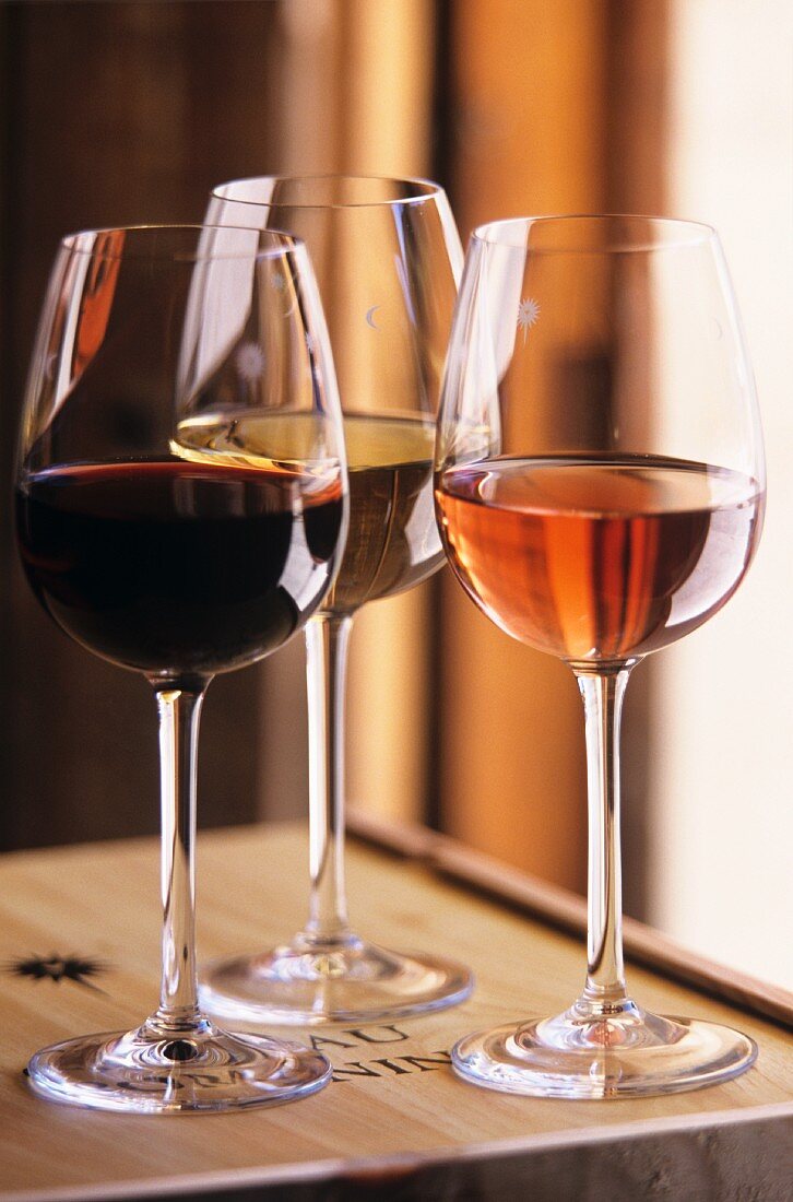 Je ein Glas Rotwein, Weißwein und Rosewein