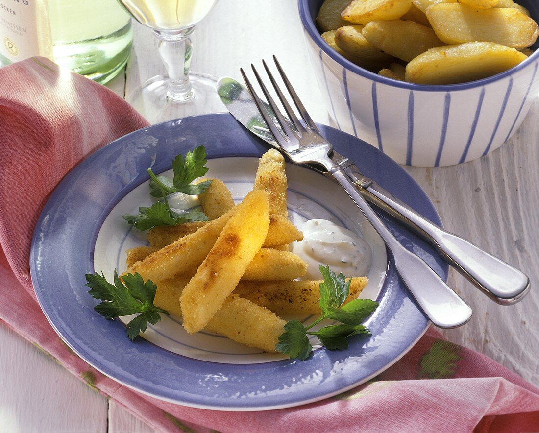 Panierte Spargelspitzen mit Dip, daneben Kartoffeln