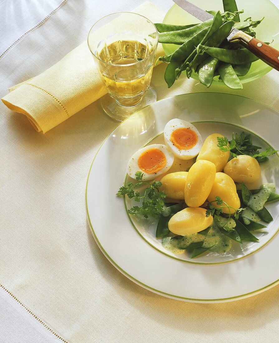 Pellkartoffeln auf Zuckerschoten-Kerbel-Ragout