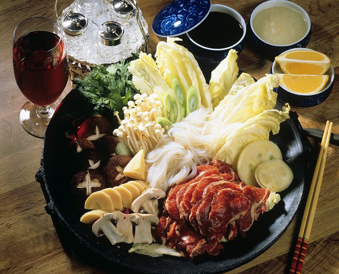 Cheongol (Koreanischer Fleisch-Gemüse-Teller mit Nudeln)