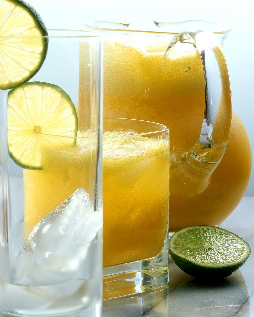 Mango-Orangen-Saft im Glaskrug und Glas