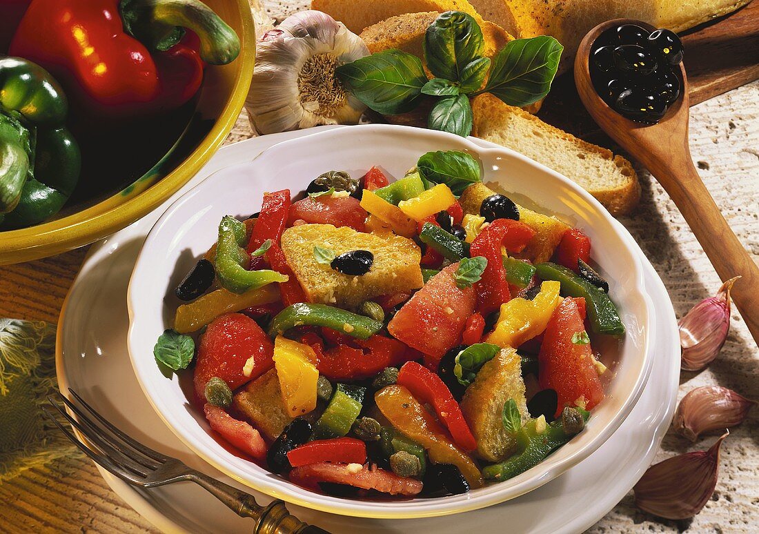 Weißbrot-Paprika-Salat mit Oliven