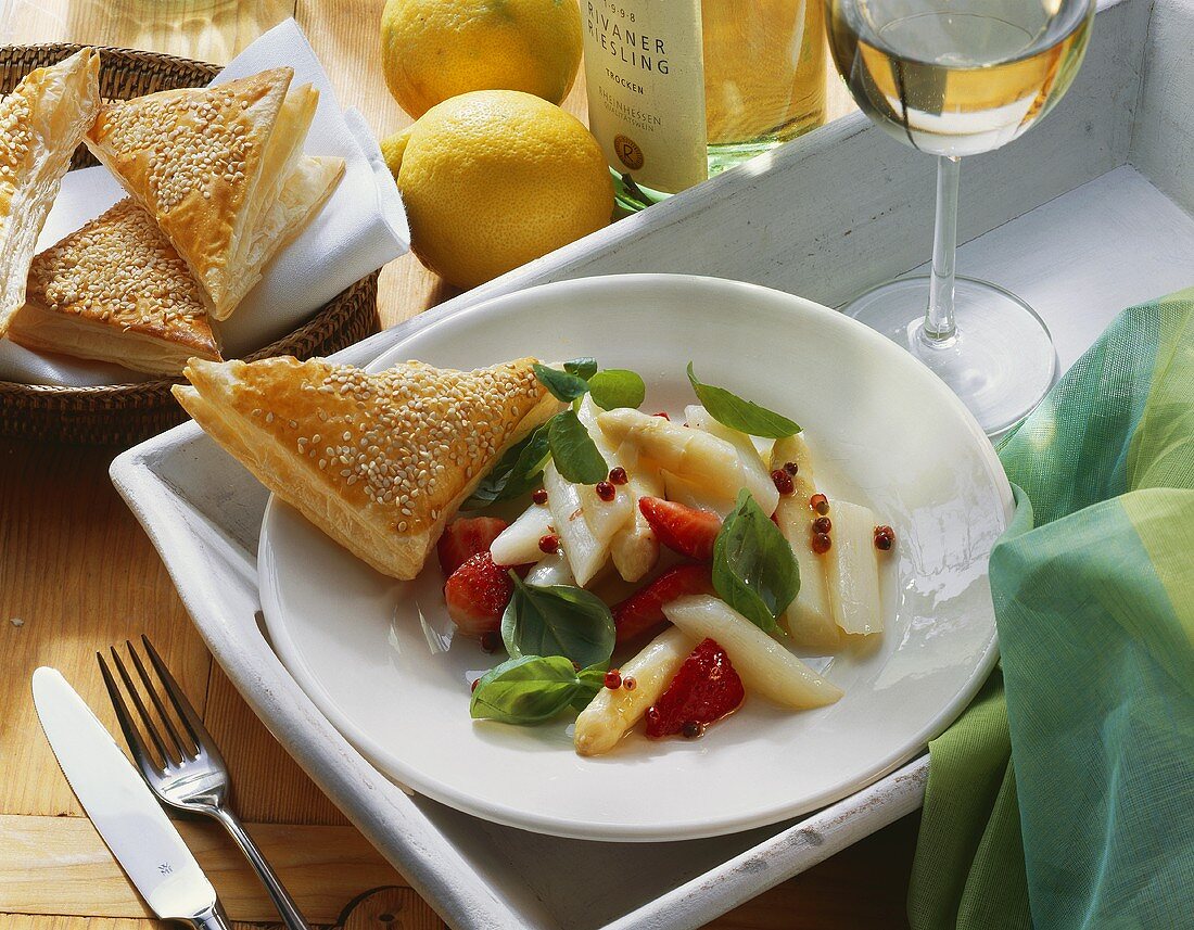 Spargel-Erdbeer-Salat auf Teller mit Blätterteig-Sesam-Ecke