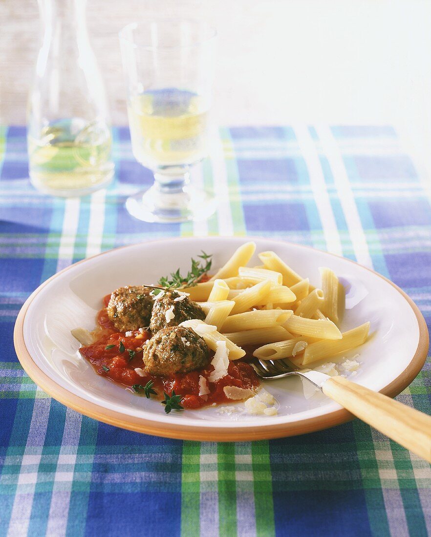 Penne mit Hackfleischklössen und Tomatensauce