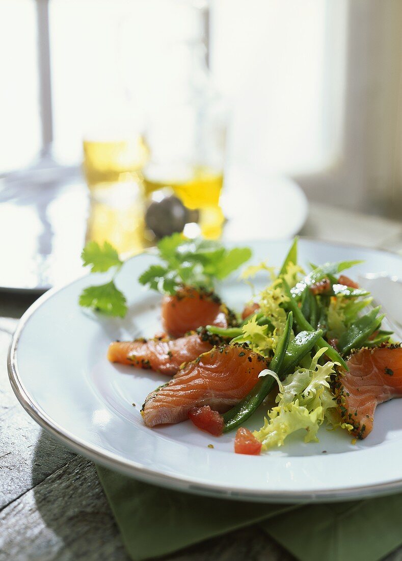 Lettuce with mangetouts and marinated salmon