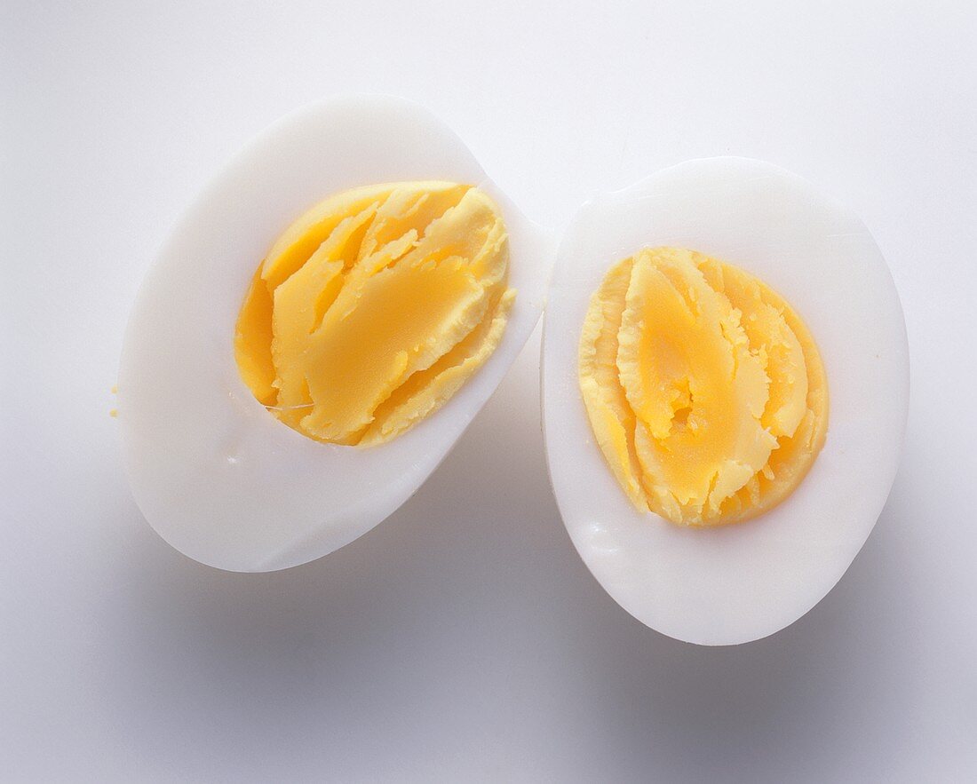 Ein halbiertes, halbfest gekochtes Ei (6 Min. Kochzeit)