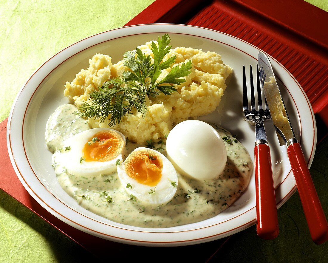 Medium-soft (waxy) eggs with herb sauce & mashed potato