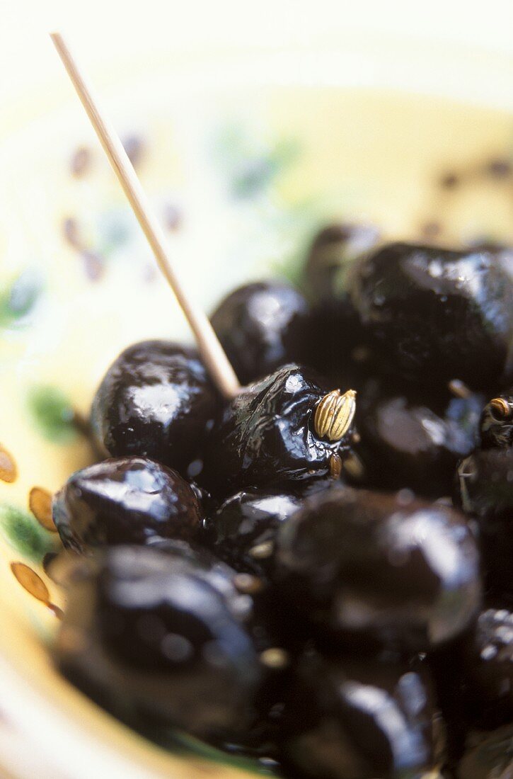 Eingelegte schwarze Oliven auf Teller