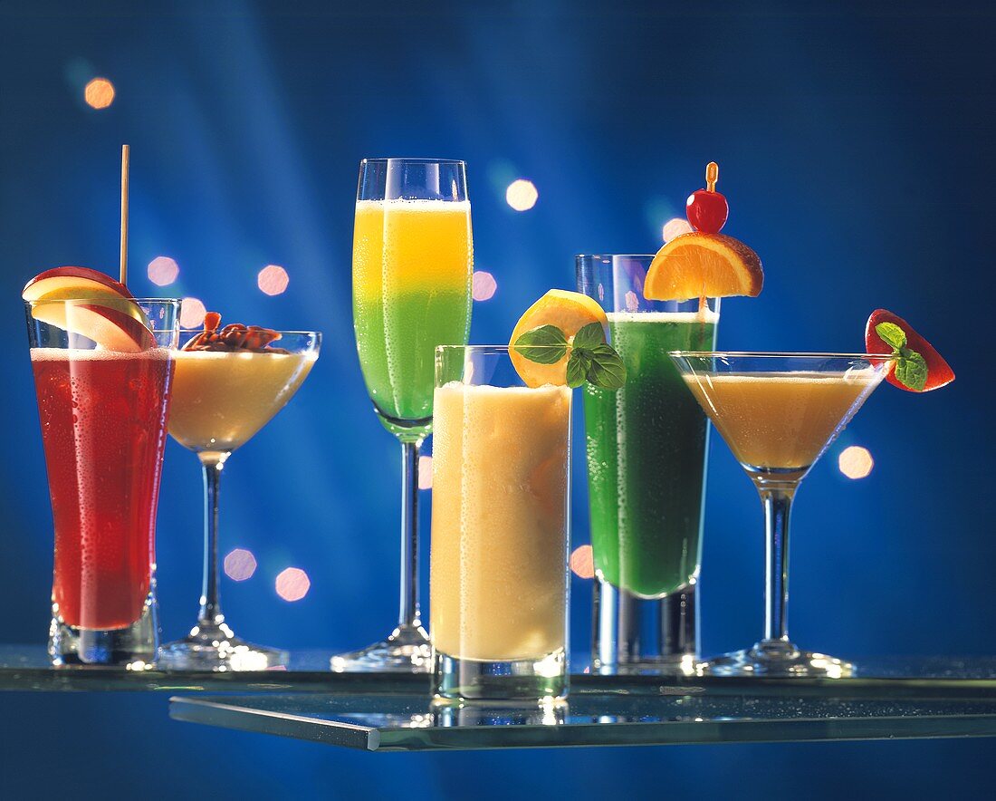 Verschiedene alkohlfreie Drinks vor blauem Hintergrund