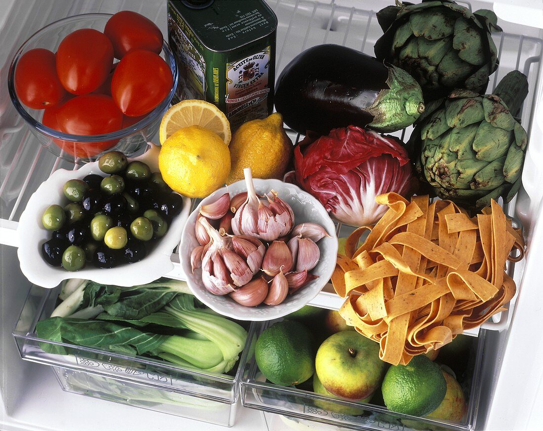 Blick in einen Kühlschrank mit Gemüse, Obst, Nudeln, Öl etc.
