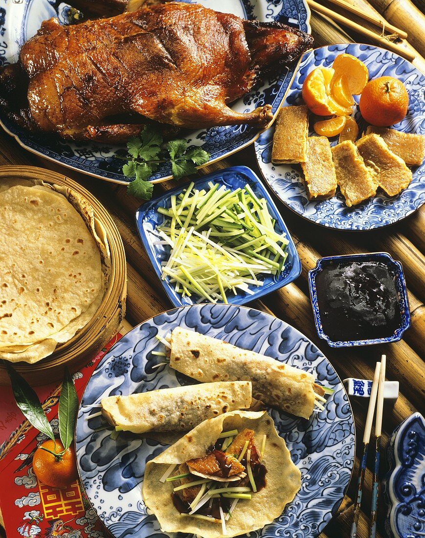 Chinesisches Menü mit Pekingente, Teigröllchen, Dessert