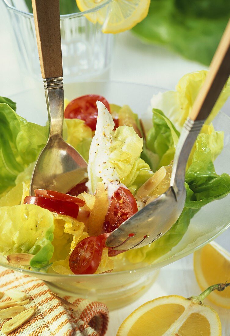 Kopfsalat mit Cocktailtomaten und Zitronenjoghurtsauce