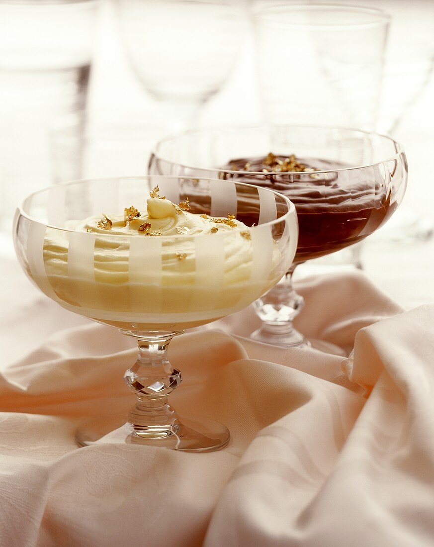 Helle & dunkle Schokoladenmousse mit Blattgold verziert